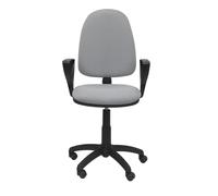 Chaise de bureau Aýna avec mécanisme Contact permanent de base, revêtue de tissu gris clair. Équipée d'une base en polyamide noir, d'accoudoirs fixes et de roulettes en nylon de 50 mm.