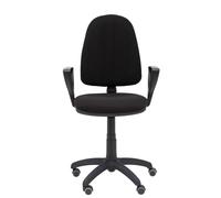 Chaise de bureau Aýna avec mécanisme Contact permanent de base, revêtue de tissu noir. Équipée d'une base en polyamide noir, d'accoudoirs fixes et de roulettes pour parquet
