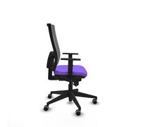Chaise de bureau Horna avec mécanisme Sincro, revêtue de tissu couleur lilas et de maille couleur grise. Équipée d'un soutien lombaire 1D, d'accoudoirs 1D et de roulettes de 65 mm pour parquet