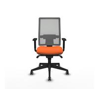Chaise de bureau Horna avec mécanisme Sincro, revêtue de tissu orange et de maille grise. Équipée d'un soutien lombaire 1D, d'accoudoirs 1D et de roulettes de 65 mm pour parquet