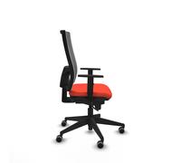 Chaise de bureau Horna avec mécanisme Sincro, revêtue de tissu orange foncé et de maille grise. Équipée d'un soutien lombaire 1D, d'accoudoirs 1D et de roulettes de 65 mm pour parquet