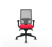 Chaise de bureau Horna avec mécanisme Sincro, revêtue de tissu rouge et de maille grise. Équipée d'un soutien lombaire 1D, d'accoudoirs 1D et de roulettes de 65 mm pour parquet