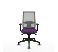 Chaise de bureau Horna avec mécanisme Sincro, revêtue de tissu violet et de maille grise. Équipée d'un soutien lombaire 1D, d'accoudoirs 1D et de roulettes de 65 mm pour parquet