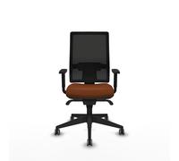 Chaise de bureau Horna avec mécanisme Synchro, revêtue de similicuir marron et de maille noire. Équipée d'un soutien lombaire 1D, d'accoudoirs 1D et de roulettes de 65 mm pour parquet