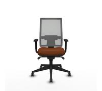 Chaise de bureau Horna avec mécanisme synchrone, revêtement en similicuir marron et maille grise. Équipée d'un soutien lombaire 1D, d'accoudoirs 1D et de roulettes de 65 mm pour parquet