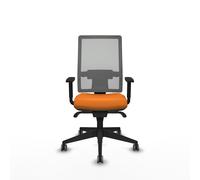 Chaise de bureau Horna avec mécanisme synchrone, revêtement en similicuir orange et maille grise. Équipée d'un soutien lombaire 1D, d'accoudoirs 1D et de roulettes de 65 mm pour parquet
