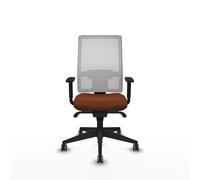 Chaise de bureau Horna avec mécanisme synchrone, revêtue de similicuir marron et de maille blanche. Équipée d'un soutien lombaire 1D, d'accoudoirs 1D et de roulettes de 65 mm pour parquet