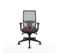 Chaise de bureau Horna avec mécanisme synchrone, revêtue de similicuir marron foncé et de maille grise. Équipée d'un soutien lombaire 1D, d'accoudoirs 1D et de roulettes de 65 mm pour parquet