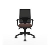 Chaise de bureau Horna avec mécanisme synchrone, revêtue de similicuir marron foncé et de maille noire. Équipée d'un soutien lombaire 1D, d'accoudoirs 1D et de roulettes de 65 mm pour parquet