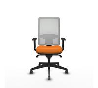 Chaise de bureau Horna avec mécanisme synchrone, revêtue de similicuir orange et de maille blanche. Équipée d'un soutien lombaire 1D, d'accoudoirs 1D et de roulettes de 65 mm pour parquet