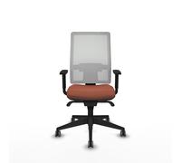 Chaise de bureau Horna avec mécanisme synchrone, revêtue de tissu marron et de maille blanche. Équipée d'un soutien lombaire 1D, d'accoudoirs 1D et de roulettes de 65 mm pour parquet