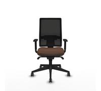 Chaise de bureau Horna avec mécanisme synchrone, revêtue de tissu marron foncé et de maille noire. Équipée d'un soutien lombaire 1D, d'accoudoirs 1D et de roulettes de 65 mm pour parquet