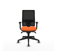 Chaise de bureau Horna avec mécanisme synchrone, revêtue de tissu orange et de maille noire. Équipée d'un soutien lombaire 1D, d'accoudoirs 1D et de roulettes de 65 mm pour parquet