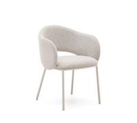 Chaise Maina en chenille beige épaisse et pieds en acier finition beige. Crédit FSC Mix