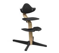 Chaise Stokke Nomi, Chêne/Noir - Le siège qui encourage l’assise active - Réglage facile sans outils - Comprend un repose-pieds stable et des roues anti-basculement - Supporte jusqu’à 150 kg