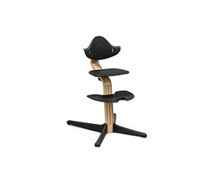 Chaise Stokke Nomi, Chêne/Noir - Le siège qui encourage l’assise active - Réglage facile sans outils - Comprend un repose-pieds stable et des roues anti-basculement - Supporte jusqu’à 150 kg