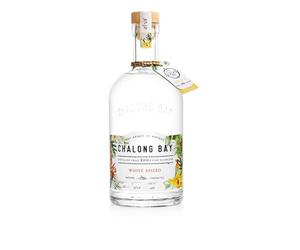 CHALONG BAY White Spiced - Rhum - 40% Alcool - Origine : Thaïlande - Notes de Citron vert & Canelle - Infusion épicée - A consommer pur ou en cocktail - 70 cl