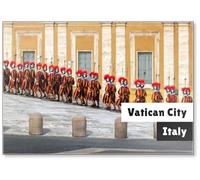 Changement de gardes suisses à une entrée latérale à côté de la basilique Saint-Pierre dans la cité du Vatican., Aimant de réfrigérateur