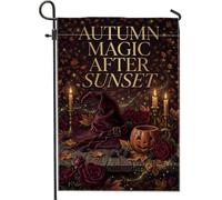 Chapeau de sorcière avec citation mystique d'automne et drapeau de jardin | Chapeau de sorcière, drapeau de cour, lanterne, roses rouges, fond en bois rustique, thème d'automne magique