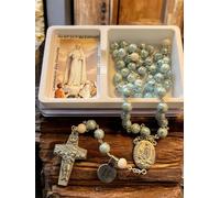 Chapelet commémoratif du centenaire Notre-Dame de Fatima, perles de verre bleues et blanches 8 mm, médaille miraculeuse et croix, dans une boîte
