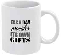 Chaque jour apporte son lot de cadeaux. Tasse à café en céramique originale, imprimée recto verso, idéale comme cadeau pour maman, papa, un ami, un conjoint ou une épouse. Contenance : 325 ml (11 oz).