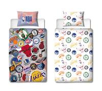 Character World Parure de lit simple sous licence officielle de la NBA | Motif badges d'équipe réversible double face avec taie d'oreiller assortie | Parfait pour chambre d'enfant
