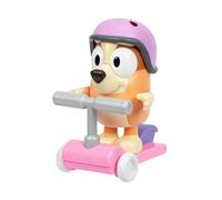 Chat Mates Bingo avec trottinette. Appuyez sur le nez du bingo et entendez 10 de ses phrases, cette figurine mesure 13 cm de haut et comprend sa trottinette et son casque, avec bras et jambes