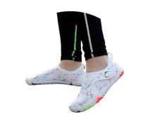 Chaussures aquatiques pour enfants garçons et filles style pieds nus avec dessus imprimé léger avec détails latéraux orange, col semblable à une chaussette et profil flexible fin, changements au bord