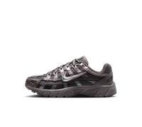 Chaussures Nike P-6000 pour ado Cave Stone/Medium Ash/Flat Pewter/Metallic Silver 33.5