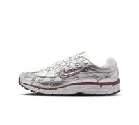 Chaussures Nike P-6000 pour femme Blanc/Metallic Silver/Noir/Tattoo 41