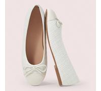 Chaussures plates ballerines à enfiler beiges tressées avec décoration papillon, simples, à la mode et mignonnes dans un style rétro. Convient pour le bureau et les déplacements, pour toutes les saiso