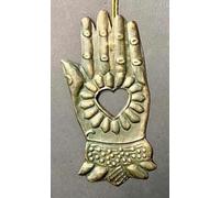 CHEHOMA Ex -Voto Main Coeur decoupé. en métal Patine acienne. Dimenssion : H 14 cm l 7 cm