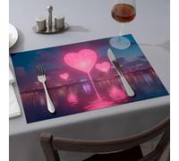 Chemin de table avec trois ballons roses en forme de cœur flottant au-dessus d'une horizon urbain la nuit pour salle à manger, tapis de fraise, sets de table de Pâques (1 pièce)