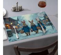 Chemin de table d'été avec trois lapins en manteau d'hiver pour transporter des paniers dans une rue enneigée, sets de table de cuisine et linge de table, nappe occidentale (1 pièce)