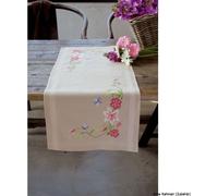 Chemin de table Vervaco "Fleurs roses aux papillons", motif de broderie dessiné