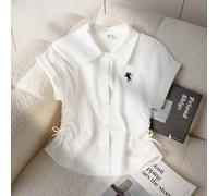 Chemise à manches courtes col pour adolescentes avec coupe slim et style décontracté, motif brodé de chevalier, nœud sur le côté et plis froncés. Confortable et parfaite pour le printemps et l'été, co
