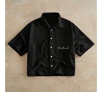 Chemise à manches courtes décontractée pour hommes, avec poche tissée et broderie de lettre. Vêtement essentiel de base au style tout-aller. Pièce polyvalente à mélanger et assortir. Chemise en lin no