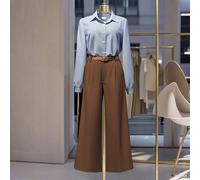 Chemise rayée bleue polyvalente et décontractée pour navetteurs, assortie à une ceinture avec boucle métallique, un pantalon droit à jambes larges et taille haute. Nouveau tailleur deux pièces pour fe