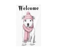 Chien blanc avec écharpe rose, chapeau, drapeaux de cour, maison, bannière de vœux avec œillets, décoration d'intérieur et d'extérieur