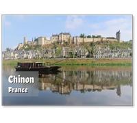 Chinon, Panorama Sur La Ville Et Son Reflet Sur La Vienne, Avec Un Bateau Traditionnel (France), Aimant de Réfrigérateur