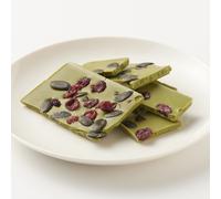 Chocolat blanc avec des canneberges sucrées, des graines de citrouille et du thé vert matcha One Colour One Size
