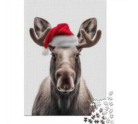 Christmas Moose with Santa Hat Portrait Puzzle en Bois, 1000 pièces | Pour se détendre après Noël : ce puzzle 1000 pièces adulte propose un défi plus long pour les journées d'hiver.