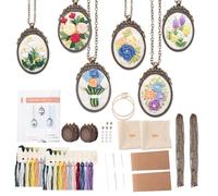 cimsfcor Kit de pendentif brodé, mini motifs floraux brodés avec cerceau, collier, chaîne, fil à broder, aiguille, tissu à motif estampé, instructions pour loisirs créatifs (6 paquets)