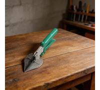 Cisaille d'angle réglable robuste avec rotation de 45 à 125 degrés et mâchoire de 40 mm de large, système de verrouillage de sécurité et poignée ergonomique pour une coupe précise des matériaux en