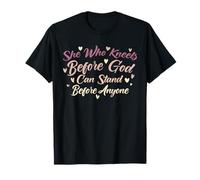 Citation mignonne « She Who Kneels Before God Can Stand Before Anyone » T-Shirt