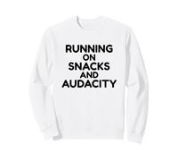 Citation Sarcastique Amusante « Running on Snacks and Audacity » Sweatshirt