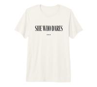 Citation « She Who Dares Bold Confidence Courage Empowerment » T-Shirt Haut de Gamme