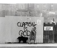 Clapton Is God Photographie 27,9 x 35,6 cm - Célèbre Eric Clapton Graffiti - Londres - Héros de guitare britannique - Vieille dame et chien - Photo rare - Poster Art Print