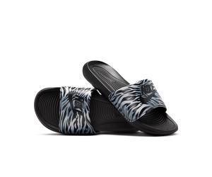 Claquette imprimée Nike Victori One pour femme Noir/Metallic Silver/Noir 35.5