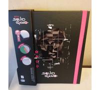 Classeur à Anneaux Squid Game Netflix - Format A4 avec Stickers et Bloc-Notes - Rose et Noir